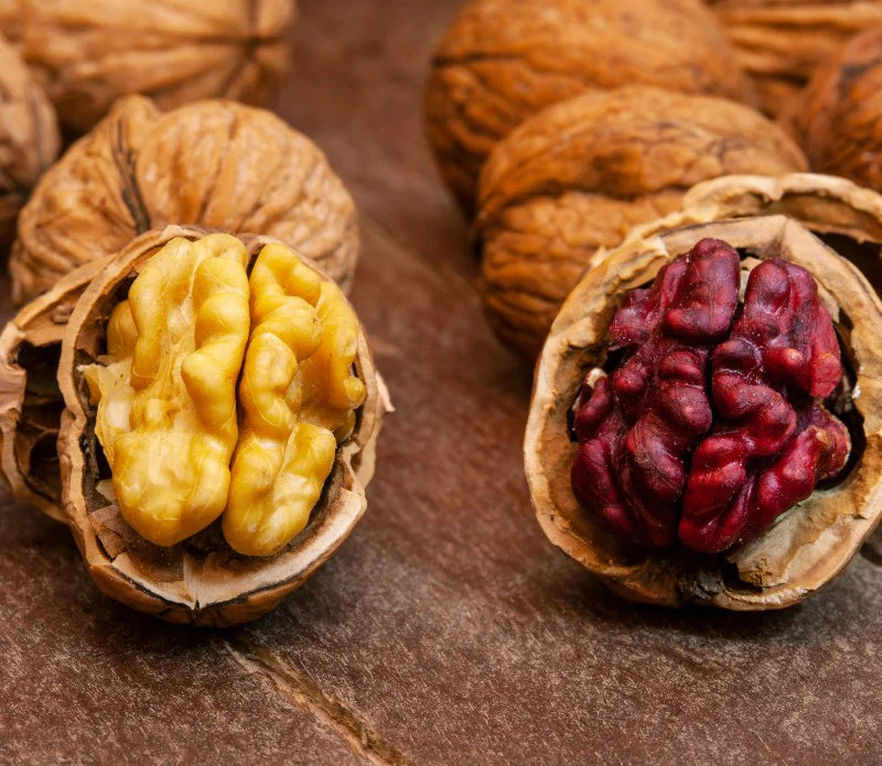 quả óc chó đỏ và óc chó vàng