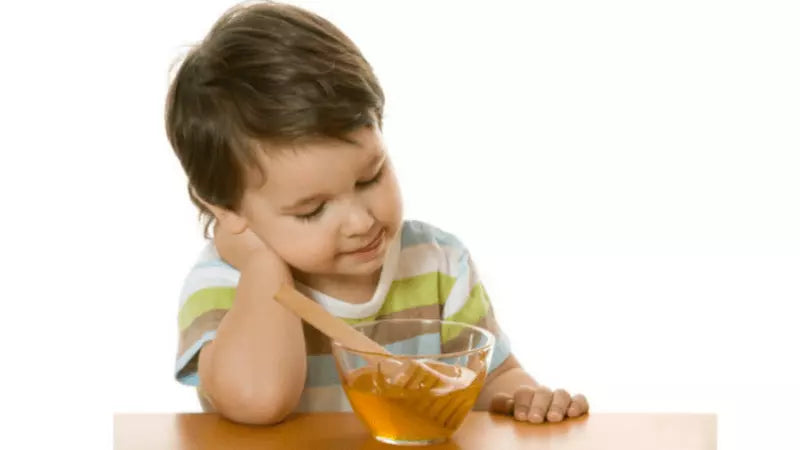 cho bé uống mật ong vào buổi sáng