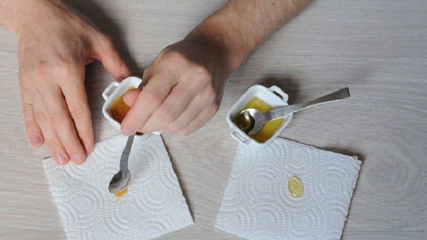 nho-mat-ong-vao-giay-tham-dau