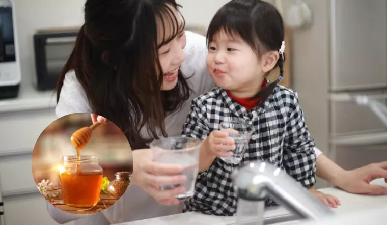 có nên cho bé uống mật ong trước khi đi ngủ